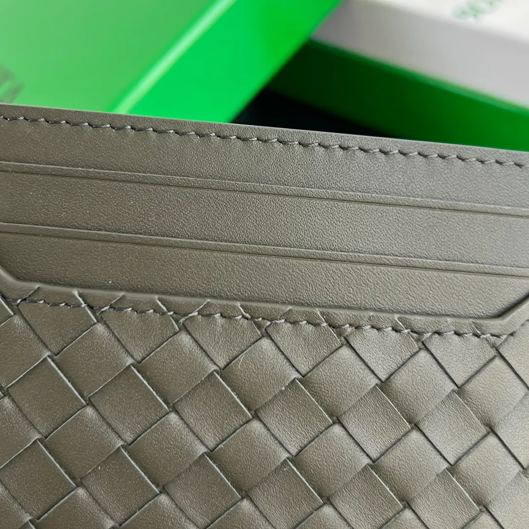 #BV New Small Woven Card Holder 817397 Simple and exquisite card holder. Small, light and easy to carry. Put it directly in your pocket or put it in a small bag. It is made of cowhide and feels soft to the touch. There are 6 card slots on both sides and the main card slot in the middle. It is enough for daily use. In the era of no cash, the card holder is more convenient and practical. The card holder that everyone needs. Size: 11x8x0.2 P400